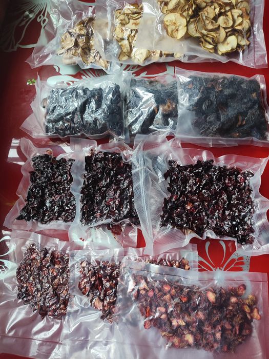 Натуральні сухофрукти без цукру та консервантів .