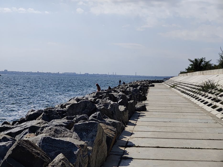 Затишний зруб біля моря