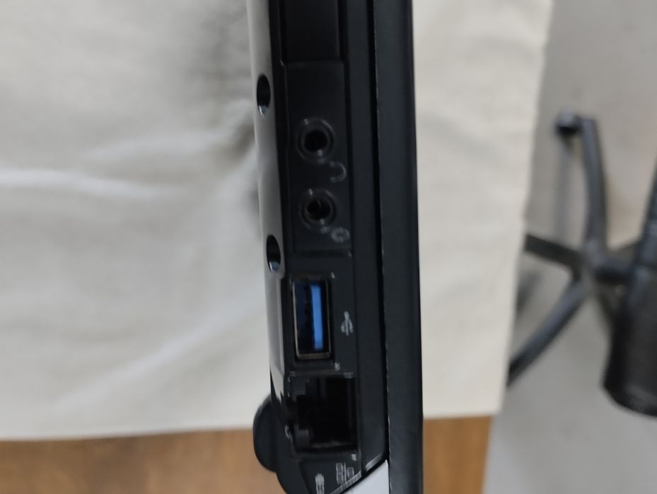 Portátil TOSHIBA. R830