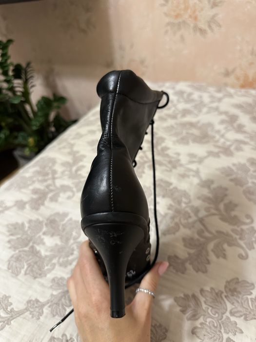Жіночі ботильйони казаки чорні шкіряні з гострим носком на шнурівці