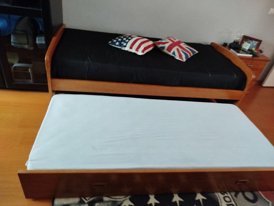 Cama dupla com mesa de cabeceira