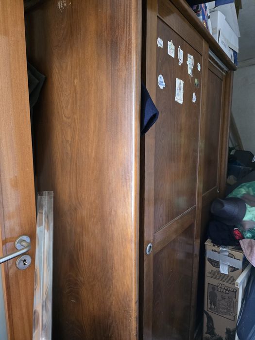 Vendo cama e mesinha de cabeceira de solteiro e guarda fatos