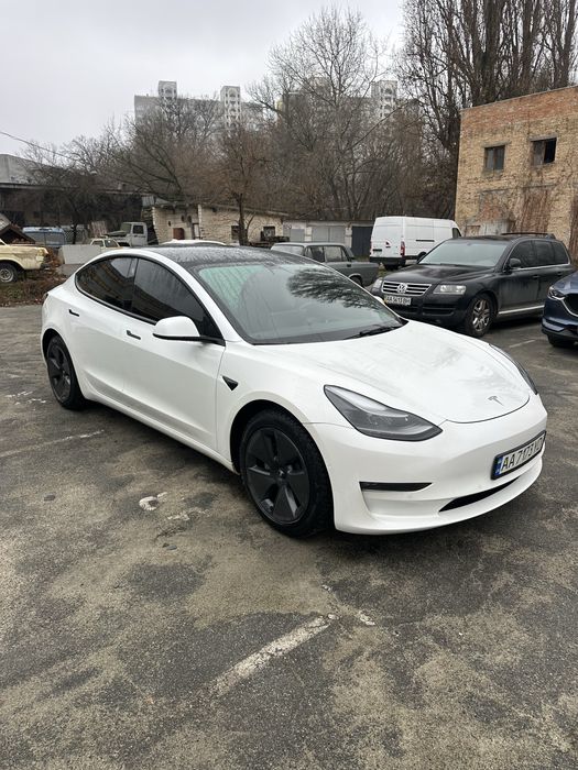 Оренда Tesla Model 3 Long Range у Києві для таксі або особистих потреб