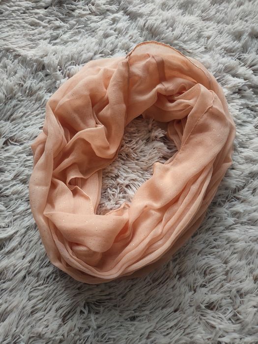 Brzoskwiniowy szal z mieniącym brokatem