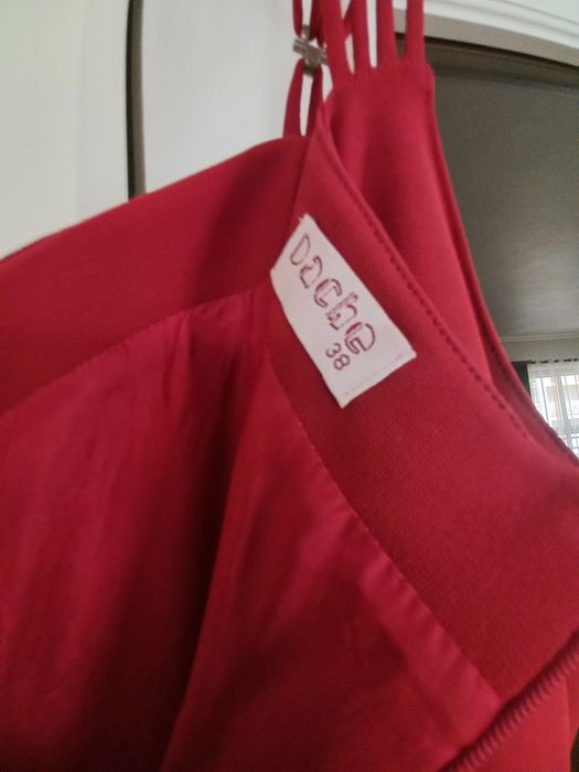 Vestido  bonito e elegante, 38 em bordeaux, com alcinhas, nos ombros e fecho atrás. Impecável