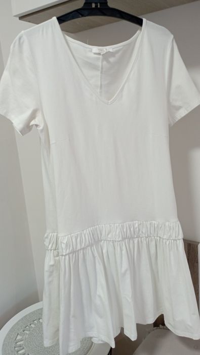 Biała sukienka z dekoracyjnym dołem