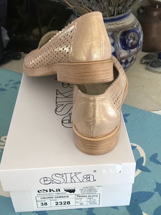 Ażurowe skórzane mokasyny złote eska 38