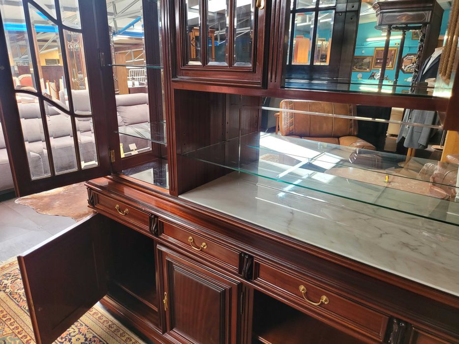 Grande móvel em madeira com fundo em espelho e banc