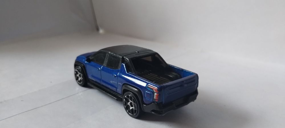 Hot Wheels Silverado EV RST — Оригінал (Електропікап)