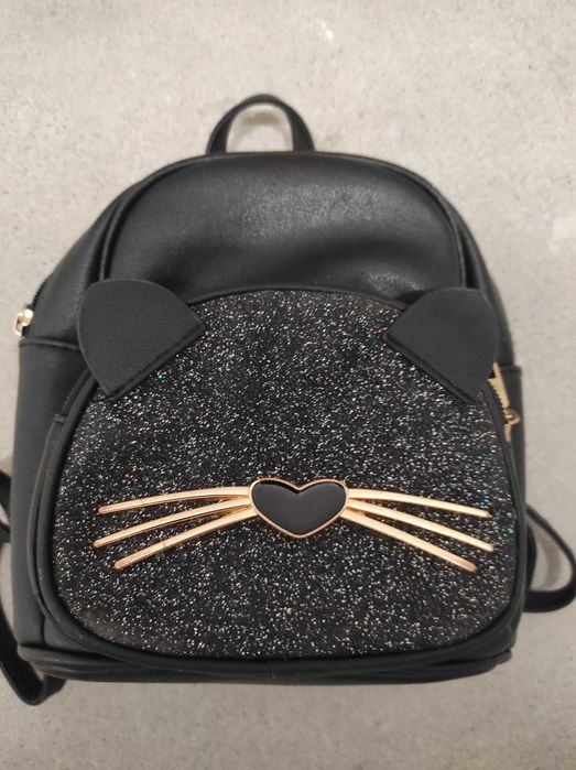 Plecaczek czarny kot