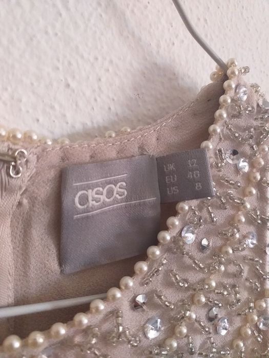 Vestido de cerimónia com bordados de pérolas