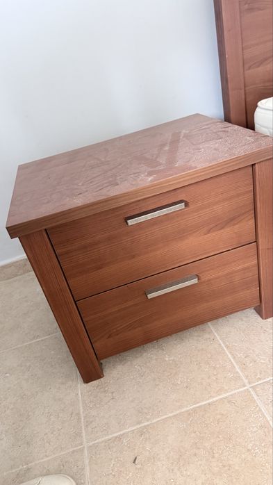 Cama de casal com colchão + 2 mesas de cabeceira