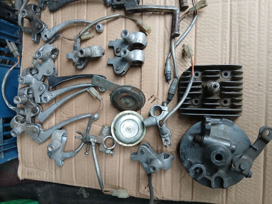 Сузукі Летс 2-  запчастини двигуна ,пластик