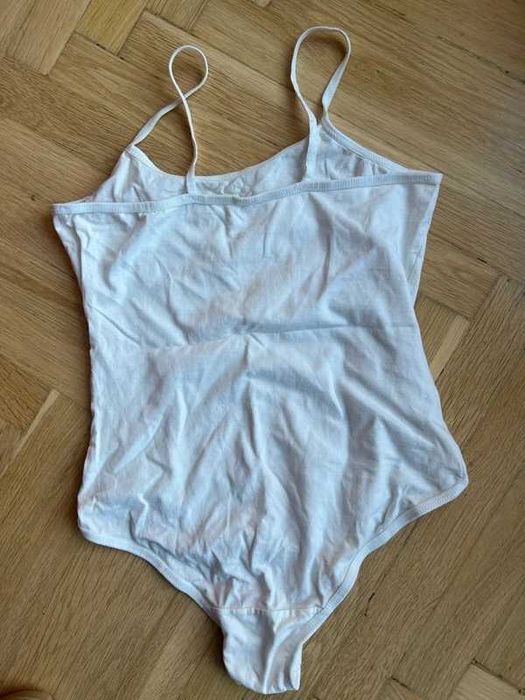 Białe klasyczne body na ramiączkach