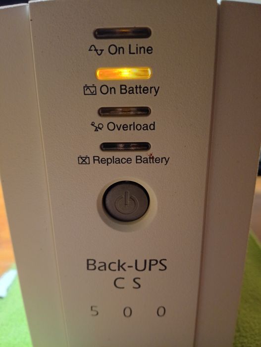 APC Back-UPS безперебійник