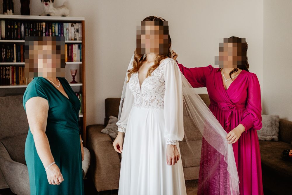 Długa muślinowa suknia ślubna śmietankowa biel z błyszczącą ozdobną gó