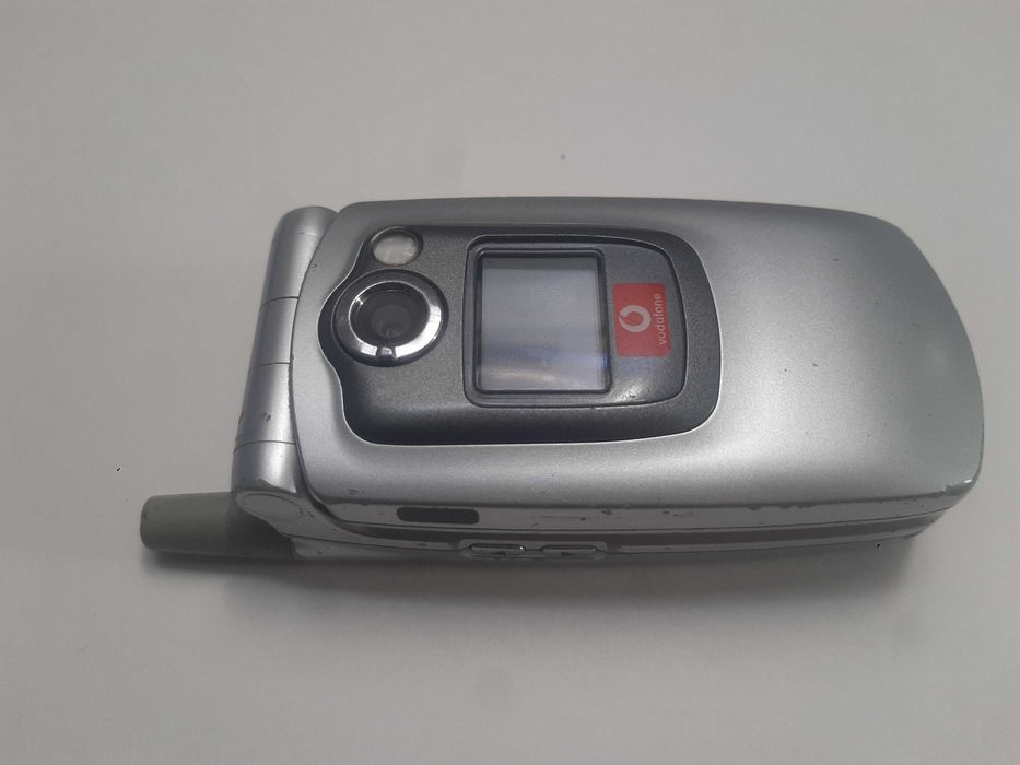 Telemóvel Sharp GX20 com acessórios