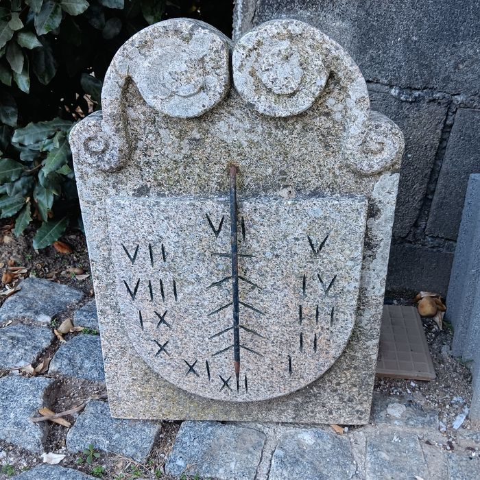 Relógio de sol em granito