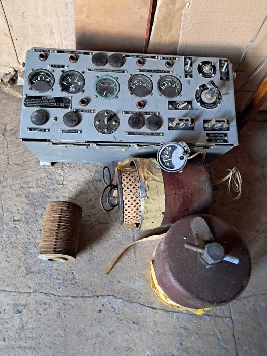 ТУЕ-48, манометр - ЕДМУ -15, тахометр в блоці дистанційного керування.