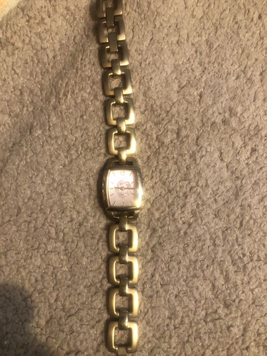 Годинник жіночий кварцовий має кристалічне скло