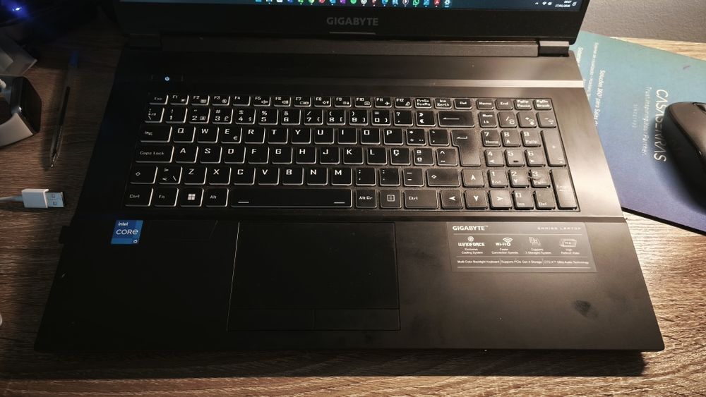 Portátil Gigabyte G7 1.5TB M.2 17.3" FHD RTX 3050 - GAMING