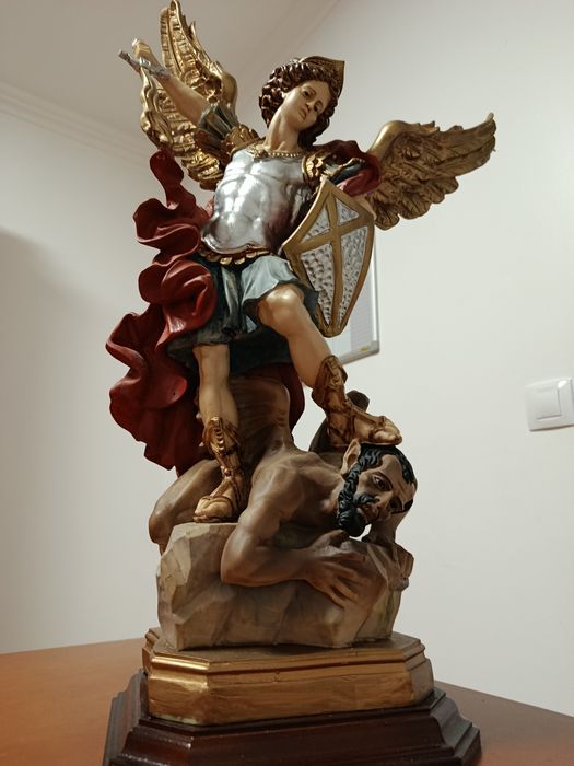Estátua de Arcanjo Miguel