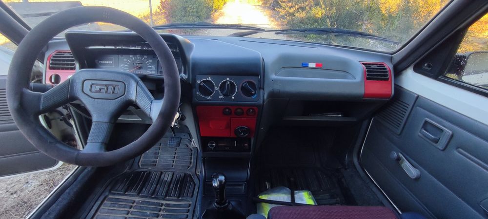 Peogeot 205 xad turbo de livrete.
 motor e kilometros originais. 
Bancos GTI
volante GTI
Carro fiável e muito econômico.