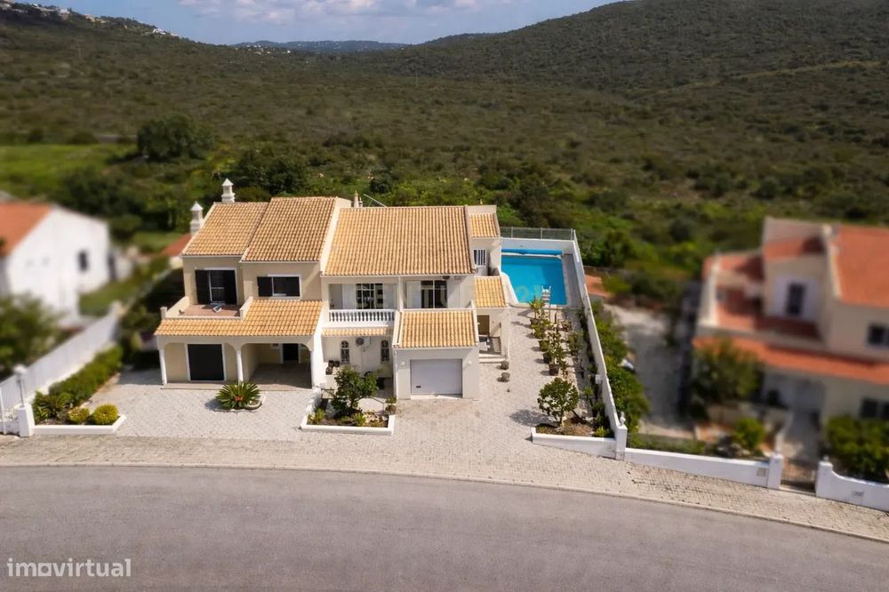 Moradia T3 com piscina e amplo espaço exterior