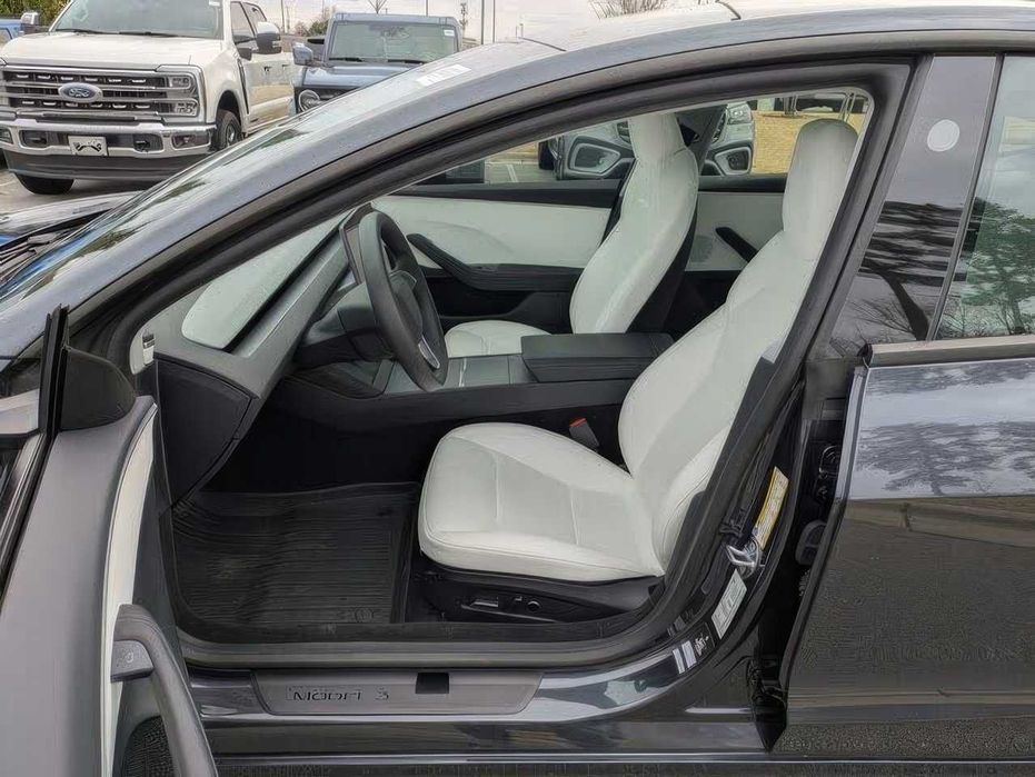 Tesla Model 3      2024