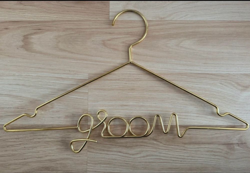 Złote metalowe wieszaki ślubne Bride i Groom