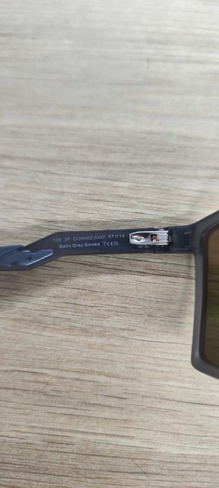 Oculos Sol Oakley Futurity Sun
SATIN GREY SMOKE