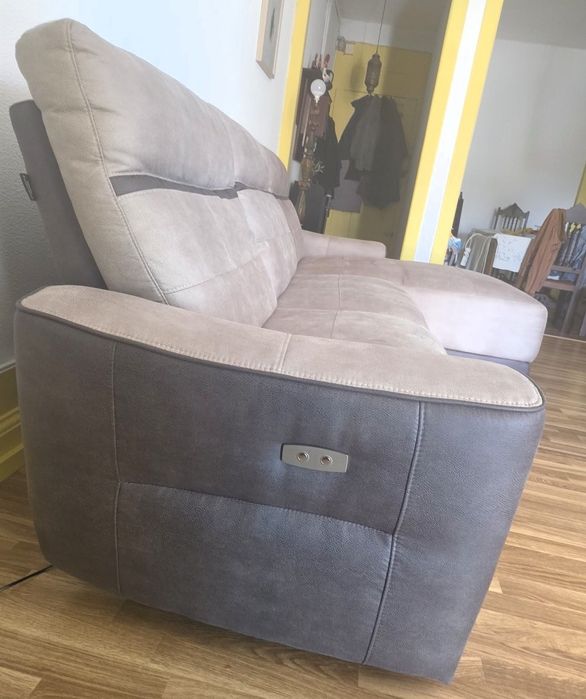 Sofá com chaise longue em 2 tons de cinza com garantia extra até 2030