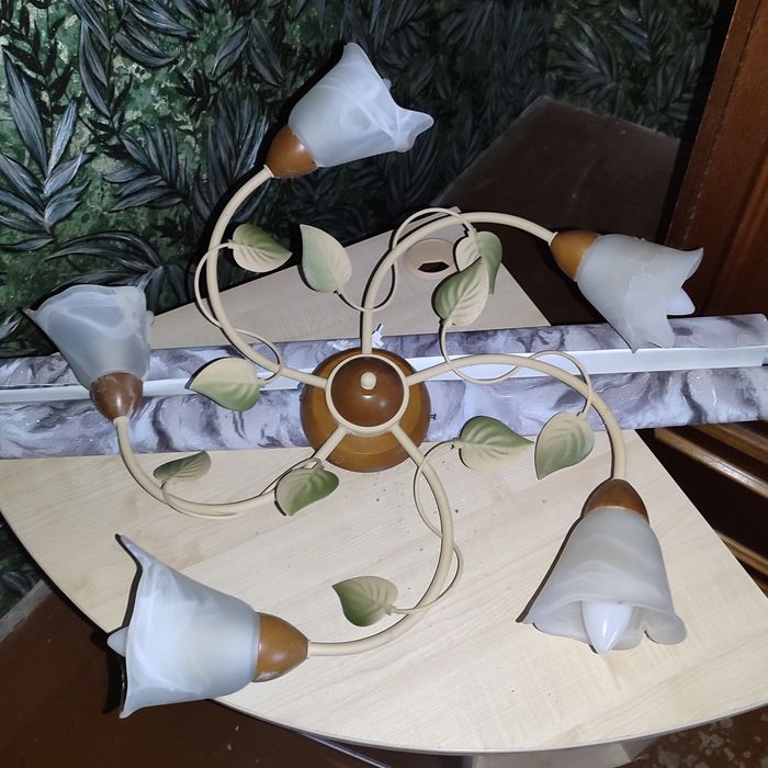 Стельовий світильник на 6 плафонів у флористичному стилі