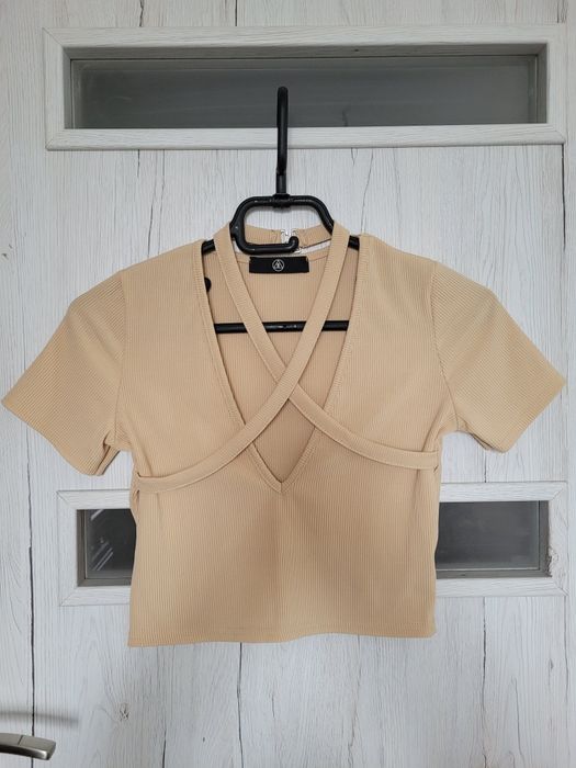 Crop top z dekoltem w serek kremowy beżowy