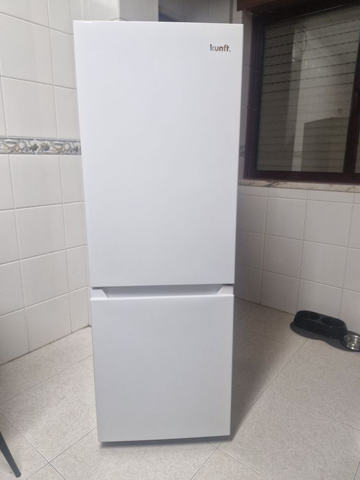 Frigorífico com 1 ano de uso