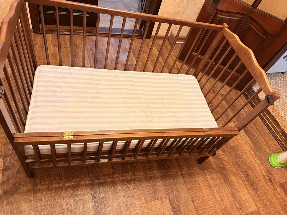 Дитяче ліжечко з маятниковим механізмом/матрац