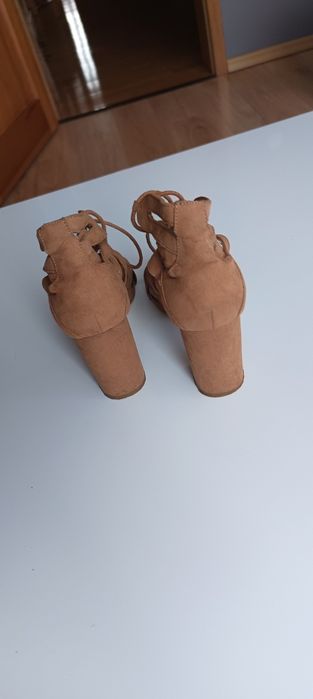 Brązowe sandały na obcasie