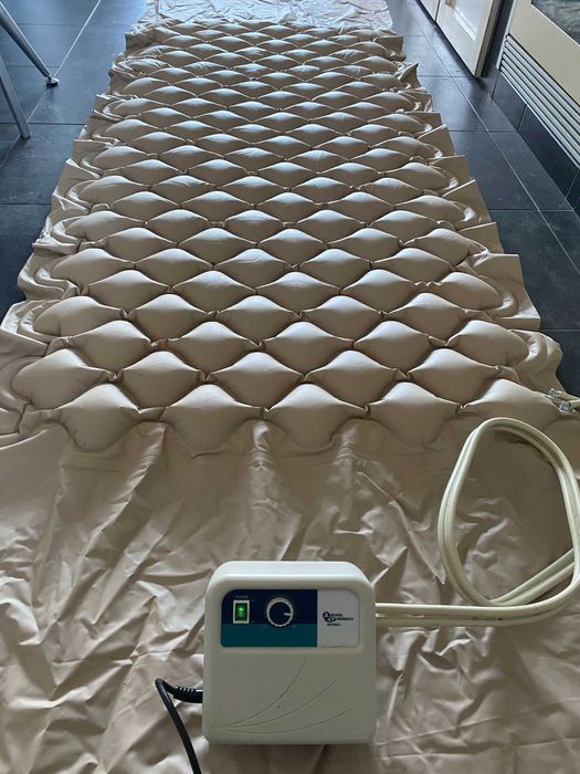 3 Colchões anti-escaras de pressão alternada e 2 compressores