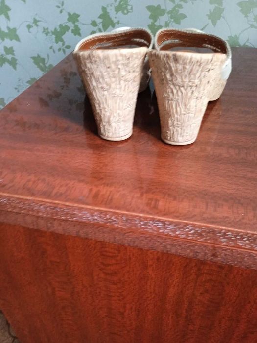 Шлепанцы бежевые