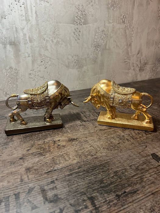 Статуетка бика биків декор золотий та срібний бик подарунок фігурка