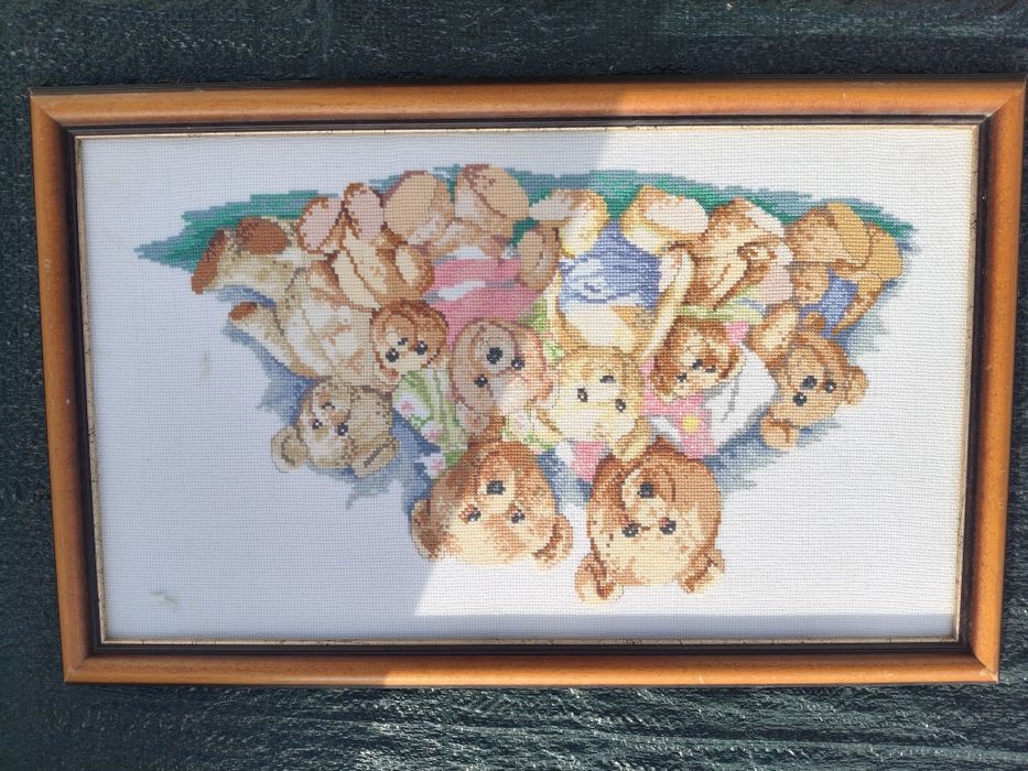 3 quadro 2 pintados a mão e 1 feito em ponto cruz