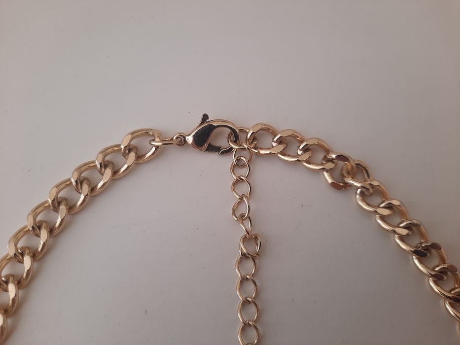 Colar dourado com flores rosa nude