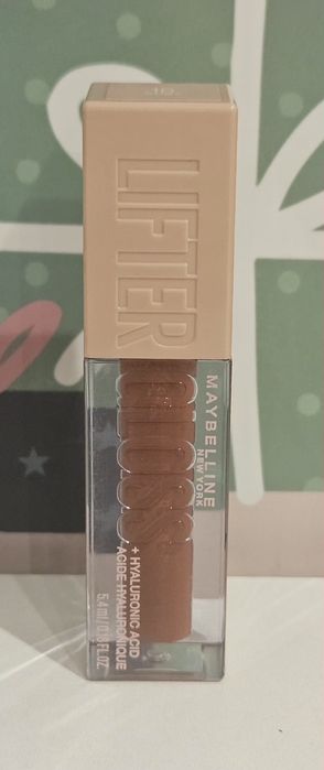 Błyszczyk  do ust firmy Maybelline.
