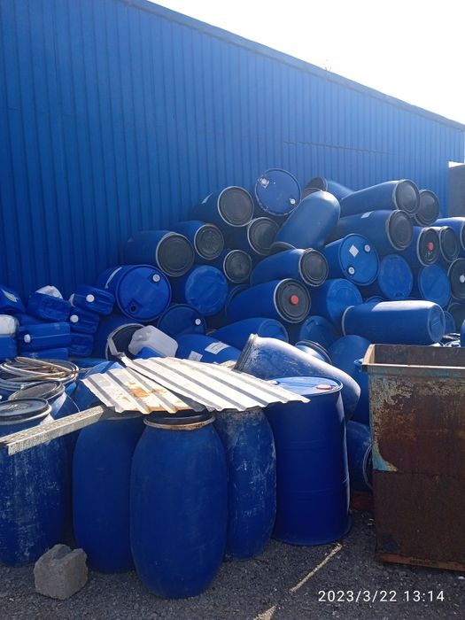 Продам Бочки 550грн 700грн и 800грн. Канистры 100грн).