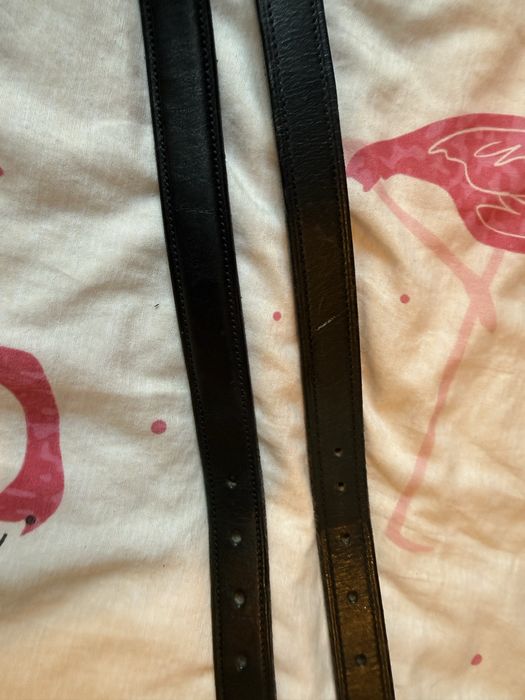 dwa skorzane paski horze