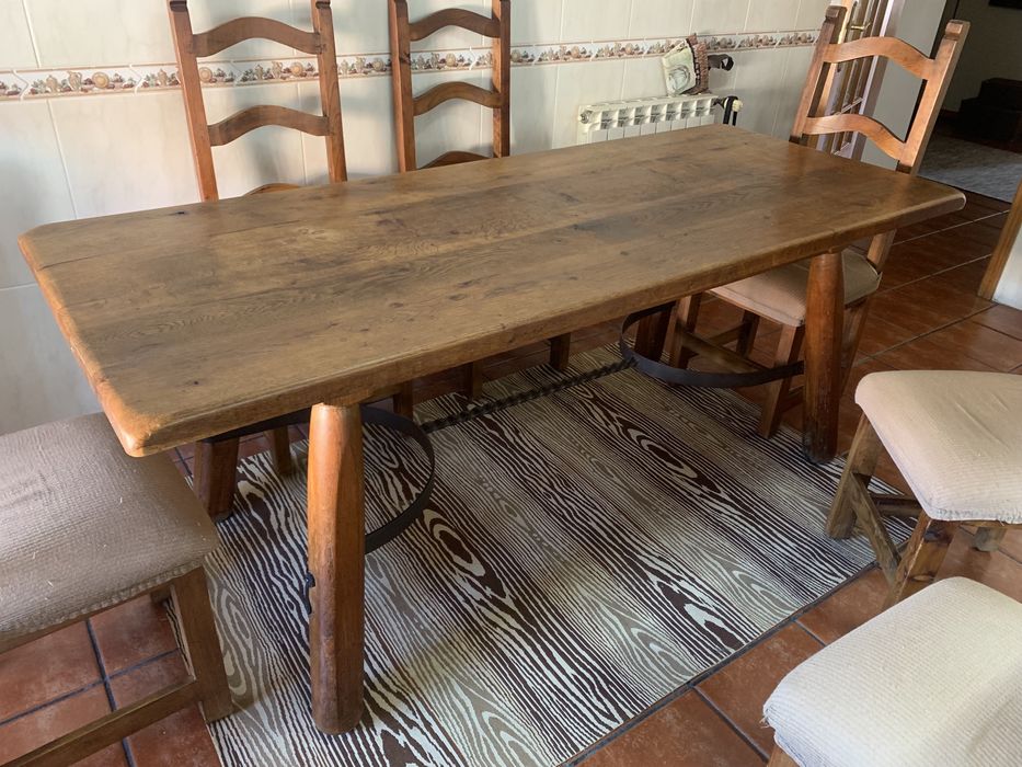 Mesa de carvalho com acabamento em ferro fundido