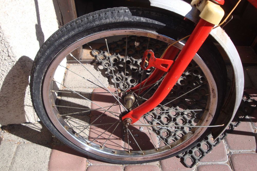 Koła - rower z PRL-u.