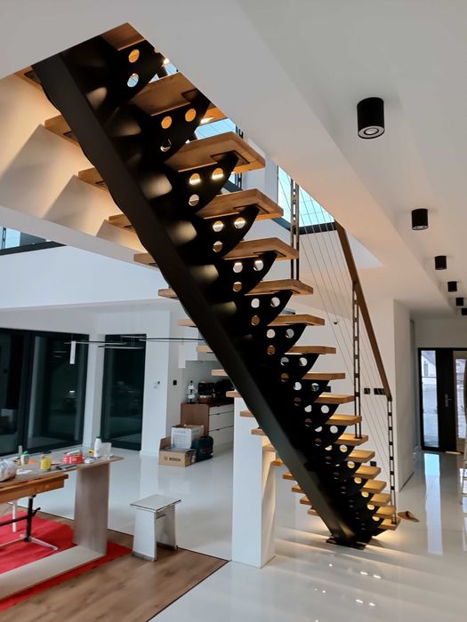 Schody loft na metalowej konstrukcji samonośne półkowe