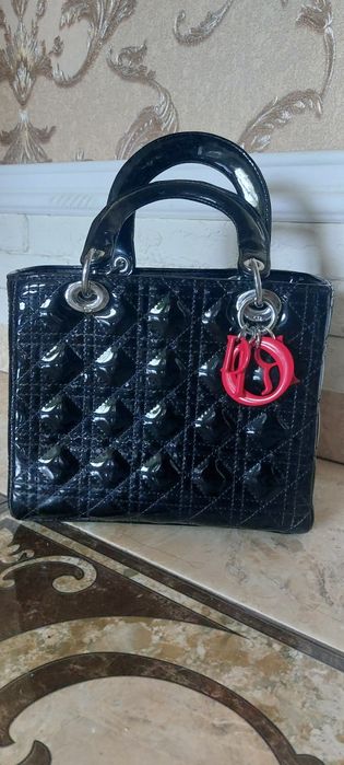 Продам фирменную  женскую сумочку