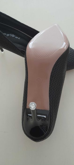 Sapatos pretos com textura